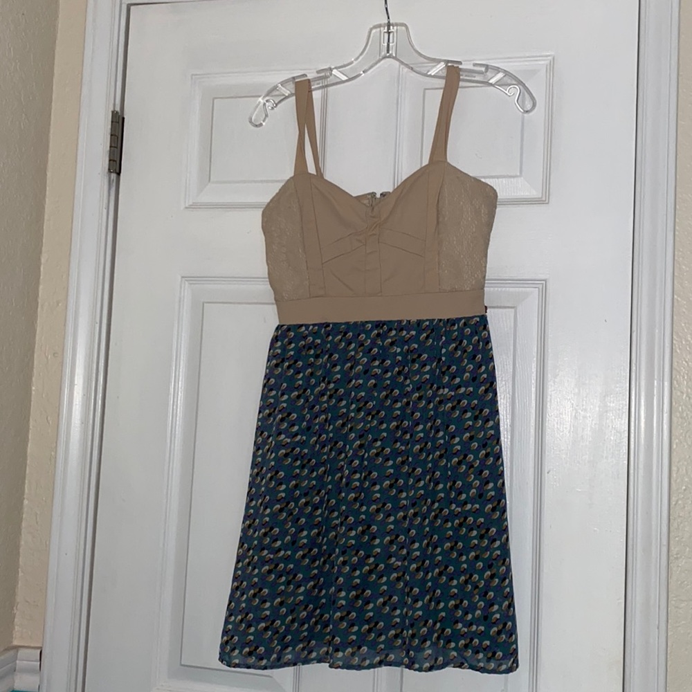 cream color top, teal color bottom (it’s NOT a two piece) short dress. Size 5.